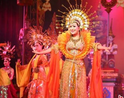 芭提雅精彩的紅藝人表演