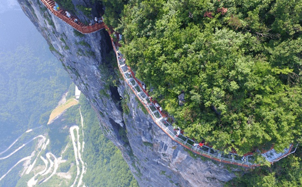 <a href=http://www.917925.com/vjingdian_232.html>張家界天門山</a>盤龍崖玻璃棧道
