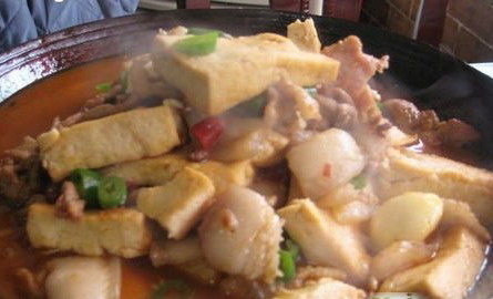 張家界特色菜:小炒肉豆腐干鍋