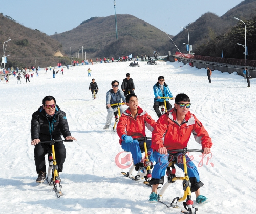 瀏陽<a href=http://www.917925.com/daweishanhuaxuechang/>大圍山野外滑雪場</a>高山滑雪騎雪地單車