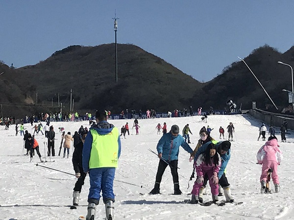 瀏陽大圍山野外滑雪場人氣火爆 狂野刺激！