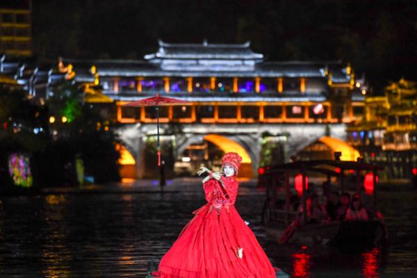 鳳凰古城中國第一個(gè)造型藝術(shù)旅游船項(xiàng)目泛舟夜游湘見沱江